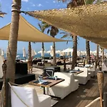 Апартаменти Beautiful Modern 100m From The Sea