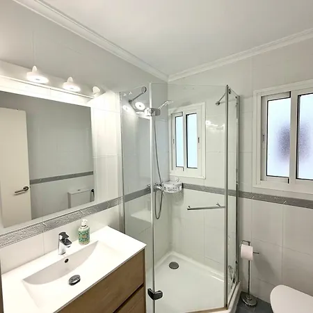 아파트 Beautiful Modern 100m From The Sea *